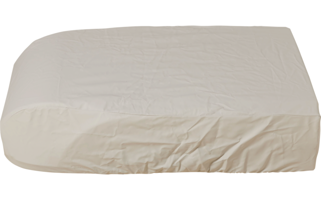 Objeto rectangular beige claro con funda de tela ajustada y arrugas visibles