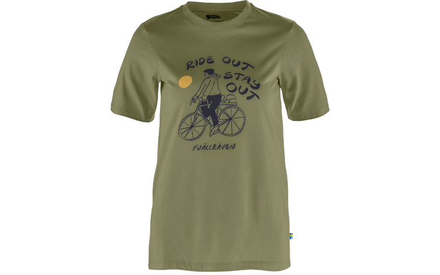 Camiseta verde oliva con ilustración impresa de una persona en bicicleta, círculo amarillo y los textos 'RIDE OUT STAY OUT' y 'FJÄLLRÄVEN'