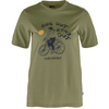 Camiseta verde oliva con ilustración impresa de una persona en bicicleta, círculo amarillo y los textos 'RIDE OUT STAY OUT' y 'FJÄLLRÄVEN'