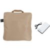 Beige vierkant kussen met draaglus links en zwart label; rechts een wit rechthoekig apparaat met aangesloten USB-kabel