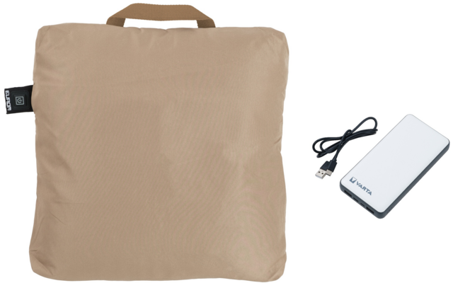 Beige vierkant kussen met draaglus links en zwart label; rechts een wit rechthoekig apparaat met aangesloten USB-kabel