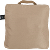 Beige vierkant kussen met draaglus bovenaan en een klein zwart label aan de linkerkant