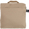 Vierkante beige stoffen tas met draaglus bovenaan, rits net onder de bovenrand en een zwart label met witte tekst aan de rechterkant