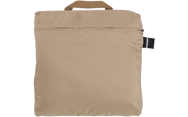 Vierkante beige stoffen tas met draaglus bovenaan, rits net onder de bovenrand en een zwart label met witte tekst aan de rechterkant