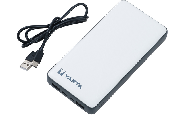 Witte rechthoekige powerbank met grijze rand, VARTA-logo in een hoek, drie USB-poorten aan de zijkant en een zwarte USB-kabel met USB-A-stekker