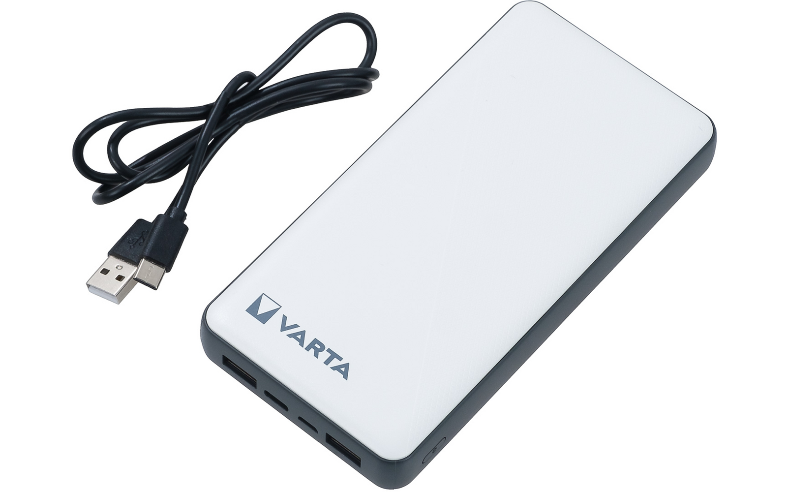Witte rechthoekige powerbank met grijze rand, VARTA-logo in een hoek, drie USB-poorten aan de zijkant en een zwarte USB-kabel met USB-A-stekker