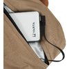 Witte VARTA-powerbank met aangesloten zwarte oplaadkabel in de binnenzak van een beige jas, zilverkleurige voering zichtbaar