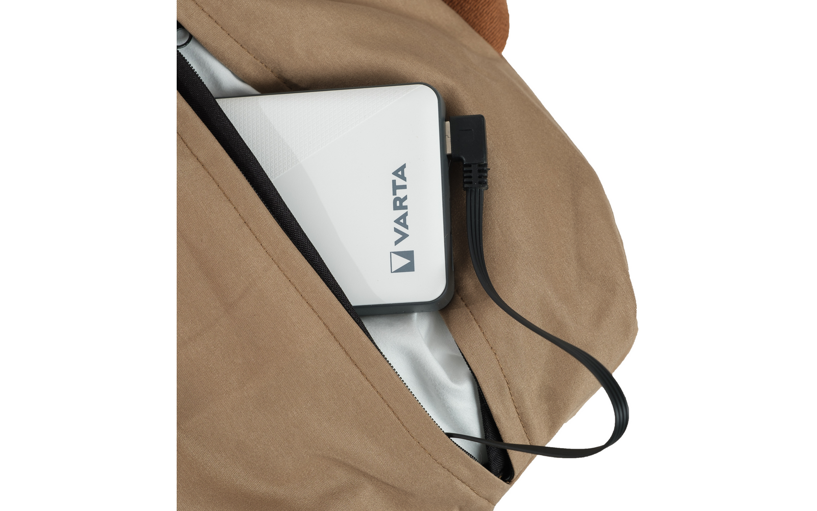 Witte VARTA-powerbank met aangesloten zwarte oplaadkabel in de binnenzak van een beige jas, zilverkleurige voering zichtbaar
