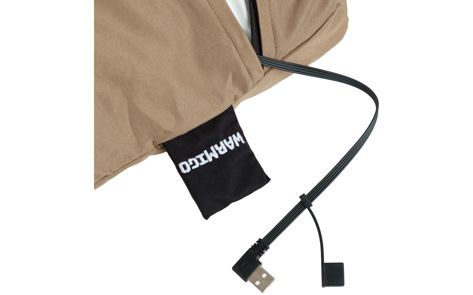 Bruine gewatteerde stof met zwart stoffen label 'WARMICO' en een zwarte USB-kabel met USB-A-connector en klein vierkant beschermkapje