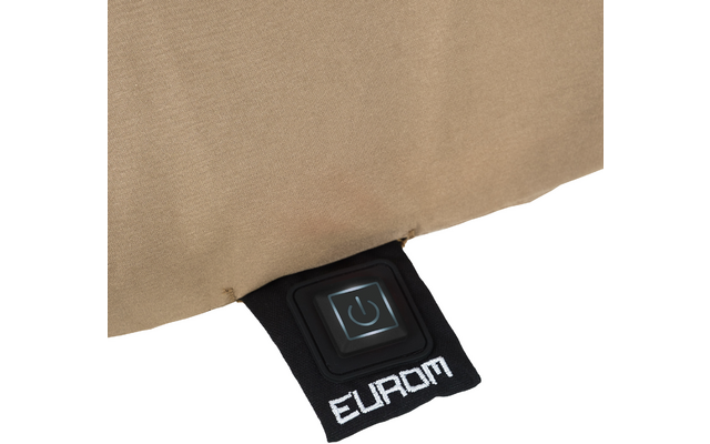 Beige stoffen oppervlak met een zwart textiellabel met witte tekst EUROM en een vierkante aan/uit-knop met een blauw verlicht ringetje
