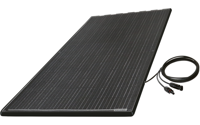 Schwarzes rechteckiges Solarmodul mit feinen Linien auf der Oberfläche und angehängtem Kabel mit Steckverbindung