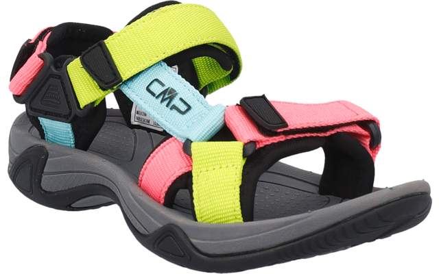 Eine einzelne, offene Sandale mit grauer Sohle, schwarzem Fußbett und drei verstellbaren Klettverschlüssen in Gelb, Rosa und Hellblau; Aufschrift 'CMP' auf dem hellblauen Riemen