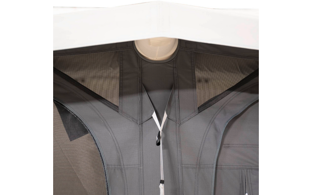 Graues, gepolstertes Innenfutter mit V-förmigen Gurten, mittig ein weißes Kordelband mit schwarzem Stopper, seitliche Mesh-Einsätze und oben eine runde helle Öffnung unter einer weißen Kante