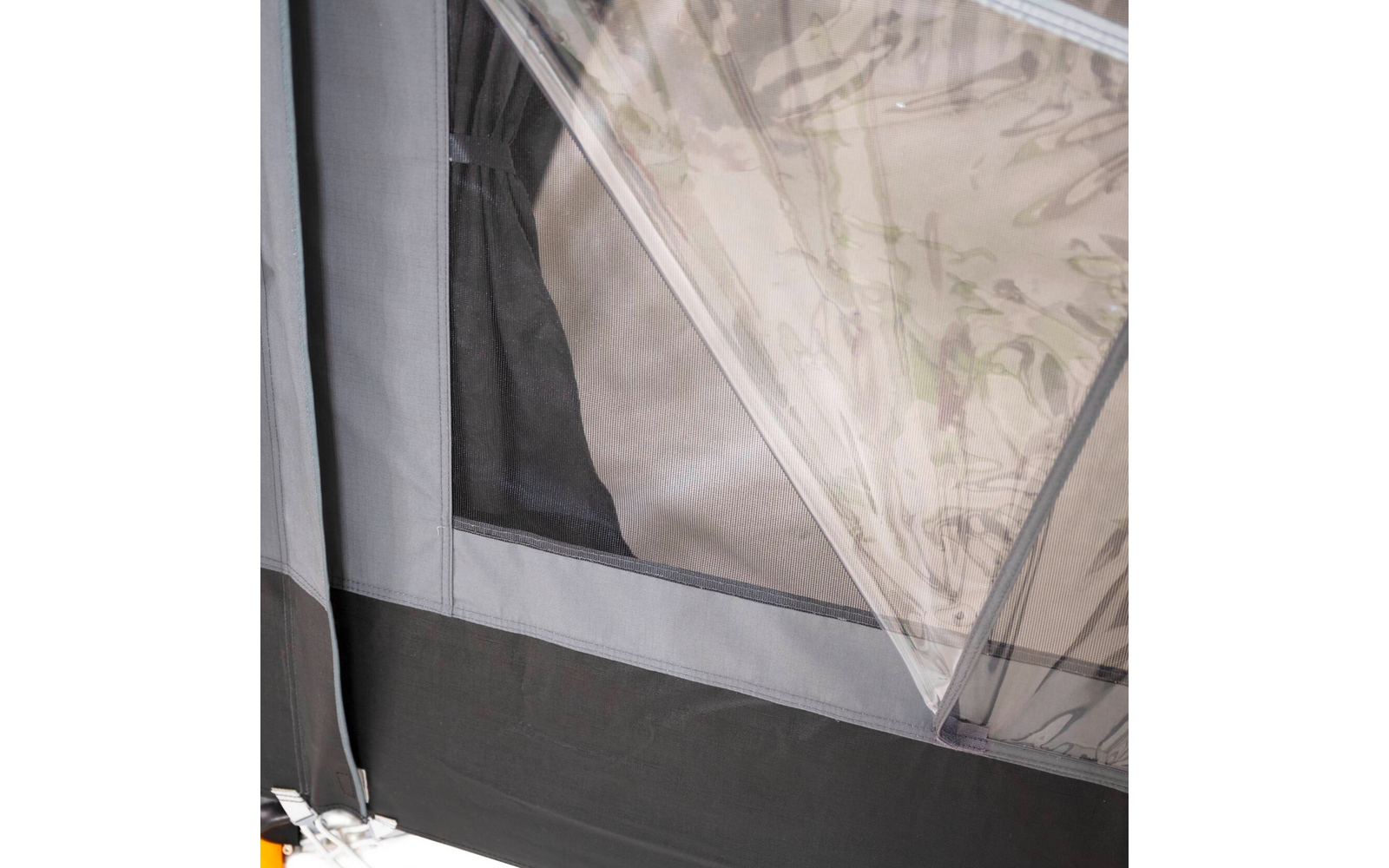 Nahaufnahme von Stoffpaneelen, Netzfenster und transparentem Kunststofffenster mit Reißverschluss und Nähten