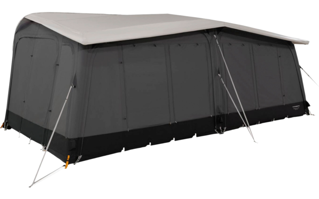 Großes rechteckiges Zelt mit hellgrauem Dach und dunklen Seitenwänden, mehreren vertikalen Fenstern/Panels, Metallstützen, Abspannleinen und orange markierten Heringen