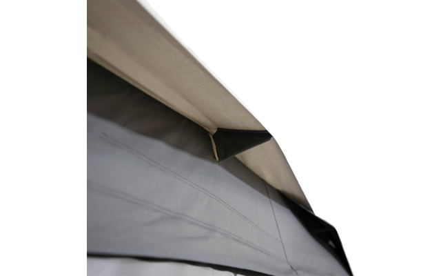 Nahaufnahme von übereinanderliegenden Stoffbahnen: hellbeige oberes Panel, graues unteres Panel mit sichtbaren Nähten und schwarzem dreieckigem Einsatz, weißer Hintergrund