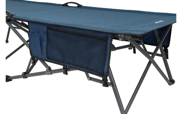 Blauer Campingbett mit Metallgestell und Stoffbespannung