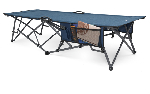 Blaues klappbares Feldbett mit Stoffbezug auf schwarzem Metallgestell, seitliche Netztasche mit sichtbaren Gegenständen