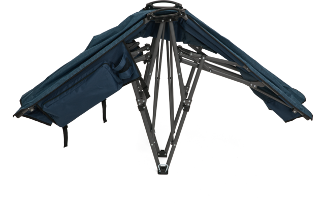 Zusammengeklapptes Metallgestell mit dunkelblauem Stoffbezug und Seitentasche, Ansicht von unten