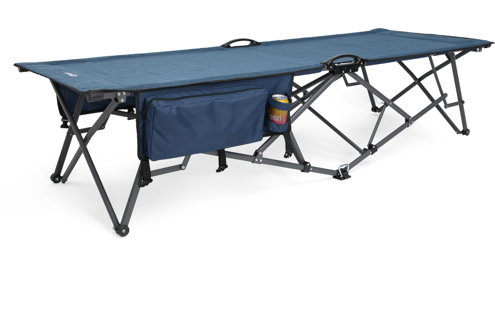 Faltbare Liege mit dunkelblauem Stoffbezug auf schwarzem Metallgestell, seitliche Stofftasche mit Getränkedose und Flasche