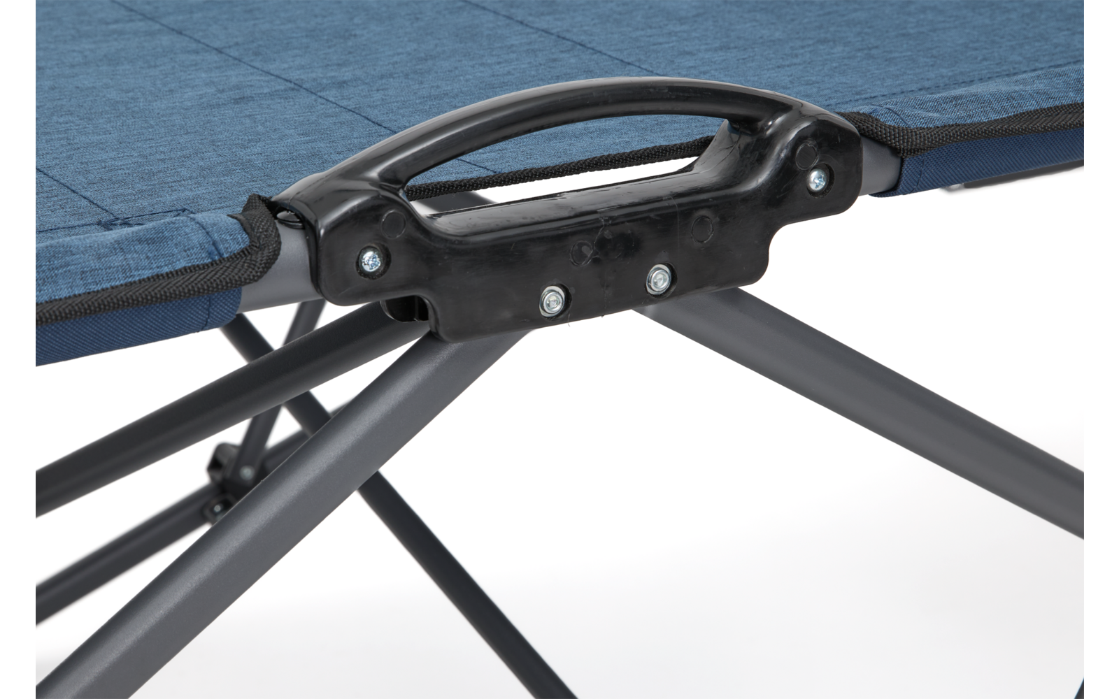 Blauer Stoffbezug auf faltbarem Metallgestell, schwarzes Kunststoffgelenk mit sichtbaren Schrauben