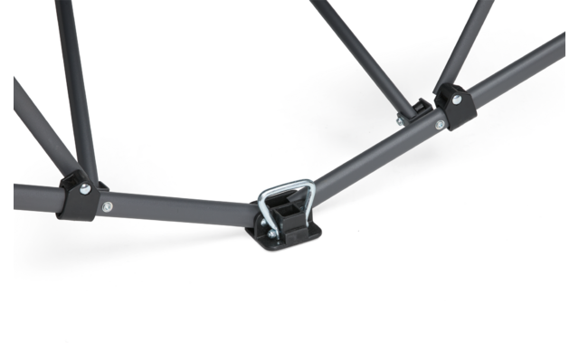 Unterer Bereich eines Metallgestells: graue Rohrbeine mit schwarzen Gelenkverbindungen und mittig montierter Metallklemme auf einer Platte, weißer Hintergrund