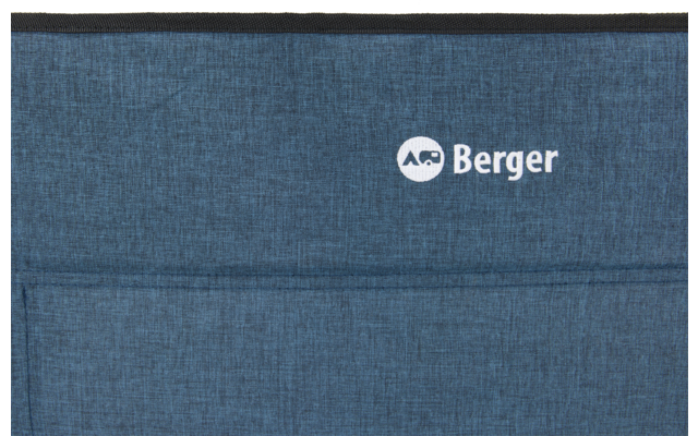 Blaue Stofffläche mit schwarzem Rand oben, zwei horizontalen Nähten und weißem Schriftzug 'Berger' in der oberen rechten Hälfte