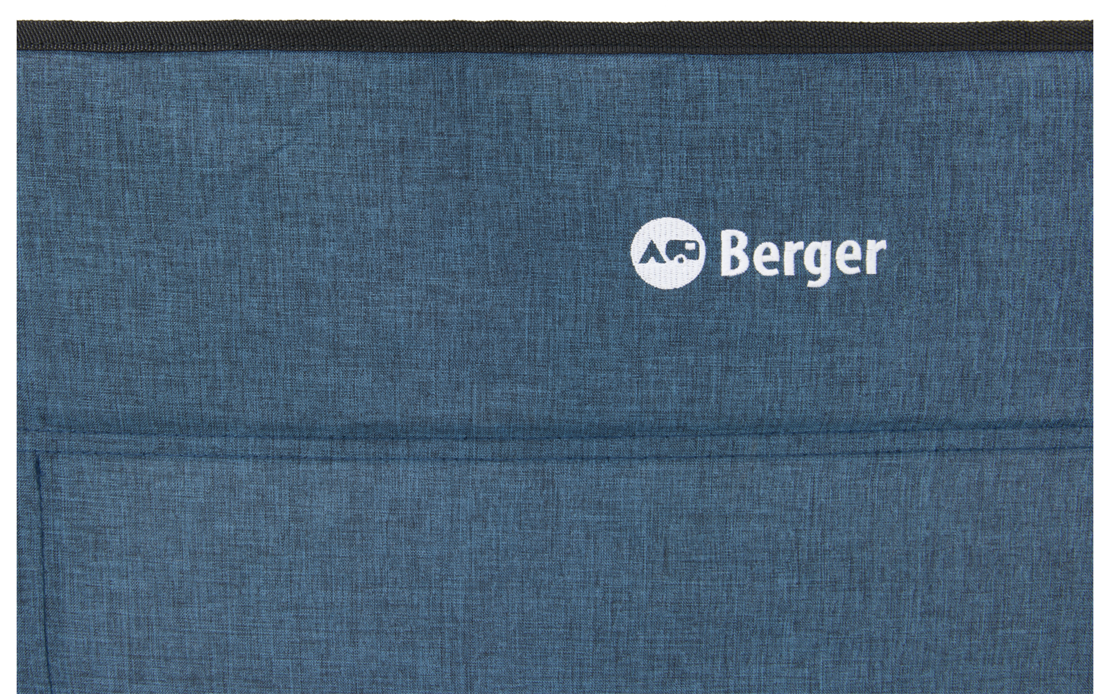 Blaue Stofffläche mit schwarzem Rand oben, zwei horizontalen Nähten und weißem Schriftzug 'Berger' in der oberen rechten Hälfte