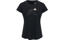 Schwarzes T-Shirt mit kurzen Ärmeln und Rundhalsausschnitt; weiße Linienzeichnung von Bergen und Sonne auf der Vorderseite; kleines weißes Logo im Nackenbereich