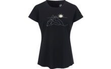 Zwart T-shirt met korte mouwen en ronde hals; witte lijntekening van bergen en een zon op de voorkant; klein wit logo bij de nek