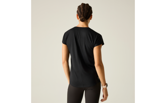 Person von hinten, schwarzes kurzärmeliges Shirt, schwarze Leggings, geflochtenes Haar, Armbanduhr am linken Handgelenk, heller Hintergrund