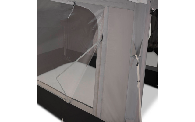 Graue Textilwand mit geöffnetem Netzfenster, sichtbaren Reißverschlüssen, Stangen und hellem Boden