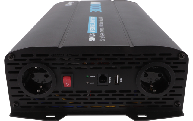 Schwarzes elektronisches Gerät mit zwei runden Steckdosen, rotem Schalter, USB-Anschluss und Status-LEDs an der Vorderseite