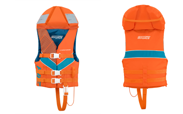Zwei orange Schwimmwesten nebeneinander; links Vorderansicht mit drei Schnallen und Schrittgurt, rechts Rückansicht