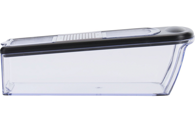 Récipient rectangulaire en plastique transparent avec face inclinée et couvercle noir avec dépression circulaire, sur fond blanc