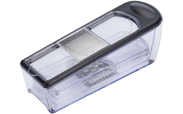 Récipient rectangulaire transparent en plastique avec couvercle gris ; un insert râpe en métal à petits trous posé dessus, d'autres inserts/lames visibles à l'intérieur