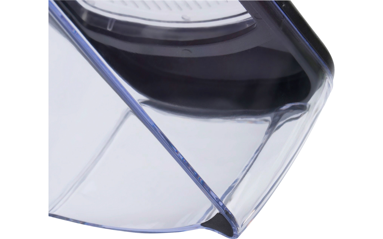 Gros plan d'un récipient transparent avec bec verseur pointu et bord supérieur foncé sur une surface réfléchissante