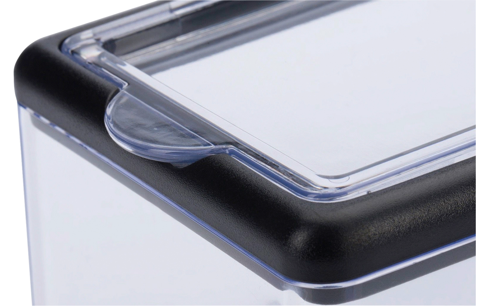 Gros plan d'une boîte en plastique transparente avec couvercle clair, bord noir et languette transparente à l'angle
