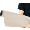Personne partiellement visible (torse et bras) tenant un rouleau beige en matériau lisse