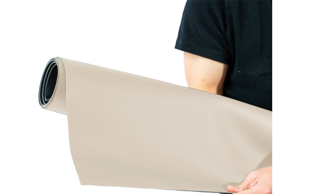 Personne partiellement visible (torse et bras) tenant un rouleau beige en matériau lisse