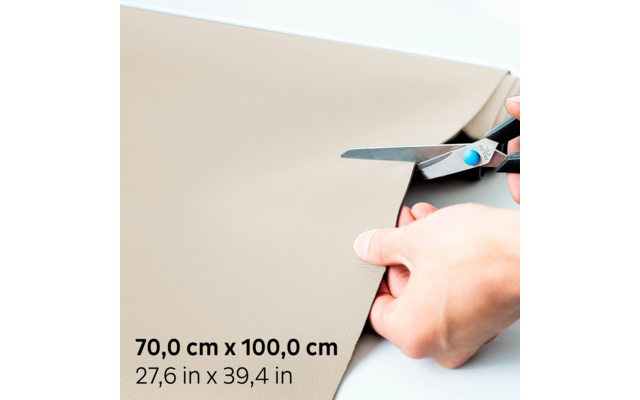 Deux mains coupent un matériau beige avec des ciseaux sur fond blanc ; en coin, dimensions noires 70,0 cm x 100,0 cm et 27,6 in x 39,4 in visibles