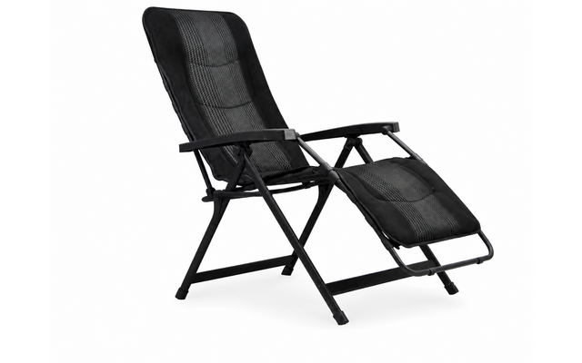 Fauteuil inclinable pliant noir avec dossier rembourré, accoudoirs et repose-pieds déployé sur fond blanc