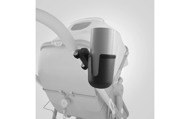 Plastikbecherhalter an der Schiebestange eines Kinderwagens, Sitzrücken und Gestell im Hintergrund sichtbar