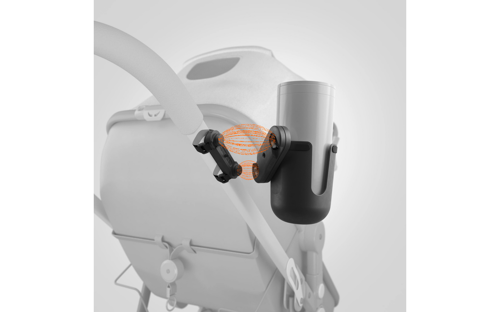 Kinderwagen von hinten, am Griff ein schwarzer Becherhalter mit grauem zylindrischem Behälter; zwischen Halterung und Behälter eine orange halbtransparente Spirale
