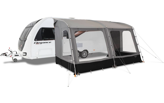 Weißer Wohnwagen mit angebrachtem grauem Vorzelt mit durchsichtigen Fenstern, schwarzer Bodenblende, abgespannten Abspannleinen und sichtbarem Schriftzug "Elegance"