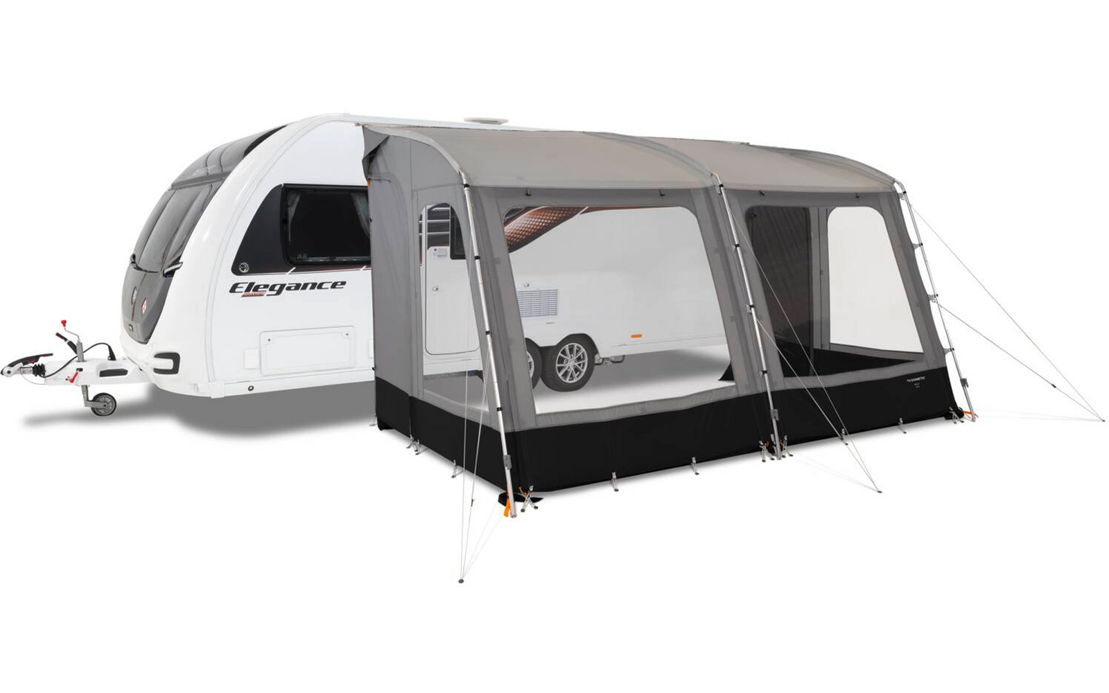 Weißer Wohnwagen mit angebrachtem grauem Vorzelt mit durchsichtigen Fenstern, schwarzer Bodenblende, abgespannten Abspannleinen und sichtbarem Schriftzug "Elegance"