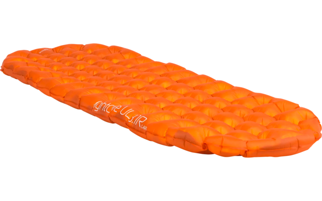 Oranje langwerpige waterplant op witte achtergrond