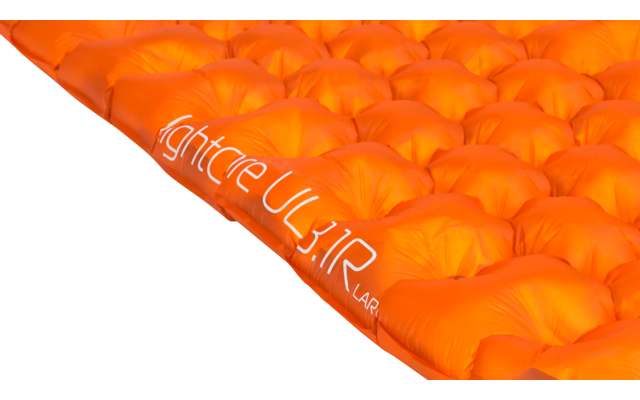 Oranje opblaasbaar slaapmatje met een gestructureerd oppervlak