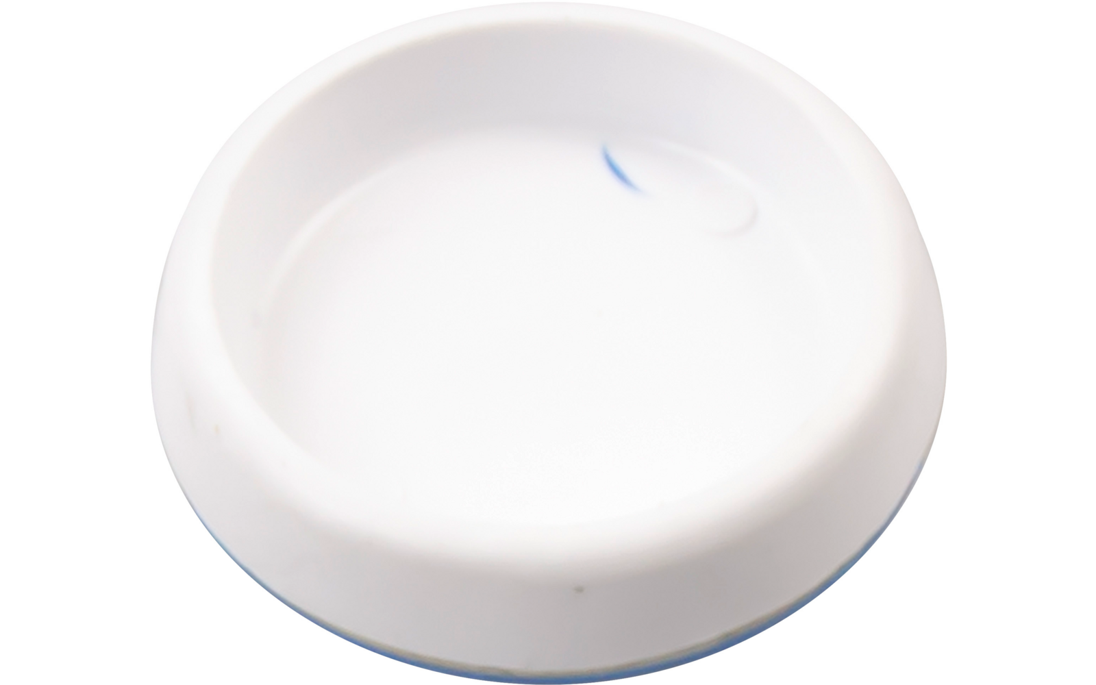 Écuelle ronde blanche en plastique avec bord surélevé, intérieur lisse et petite marque bleue sur le bord