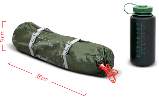 Grünes zusammengelegt und mit Riemen befestigtes Zelt neben einer schwarzen Wasserflasche
